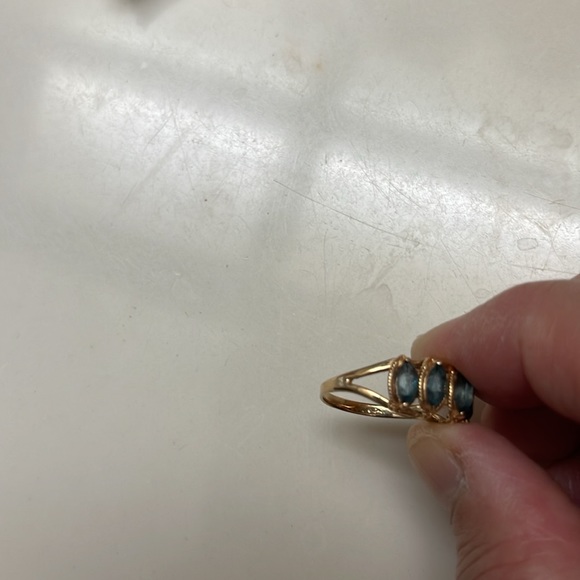 10k Gold & Genuine Aquamarine Ring - Picture 5 of 5